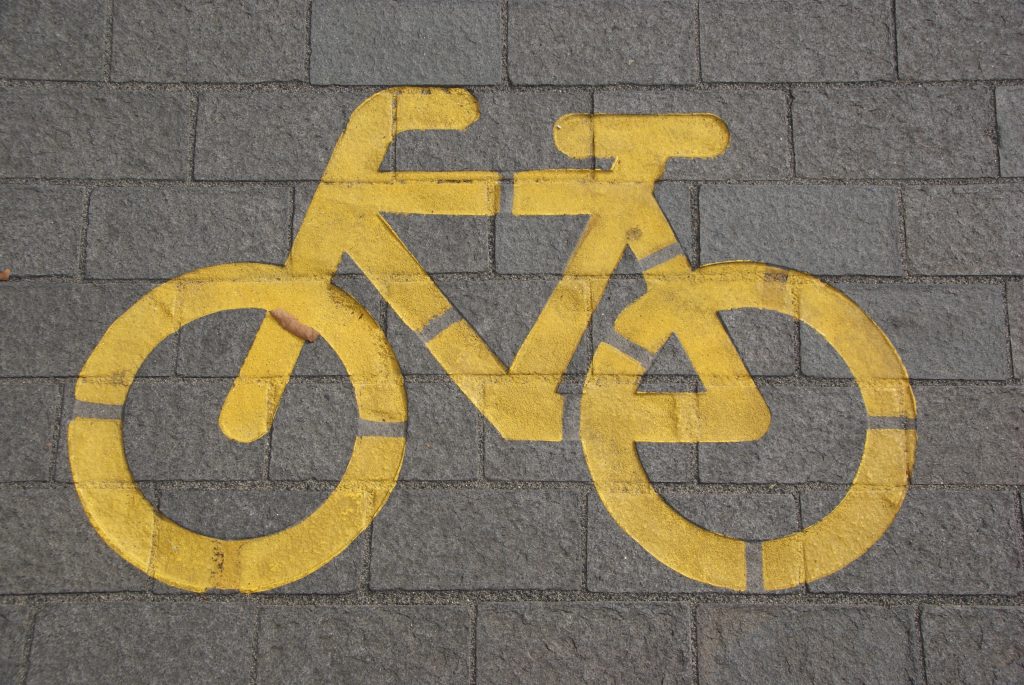 Foto von Pixabay: https://www.pexels.com/de-de/foto/fahrradweg-auf-grauer-betonstrasse-210095/